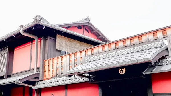 KYOTO, JAPAN - APRIL, 2018 년 4 월 16 일 : The roof of the famous ichiriki chaya teahouse in gion — 스톡 사진