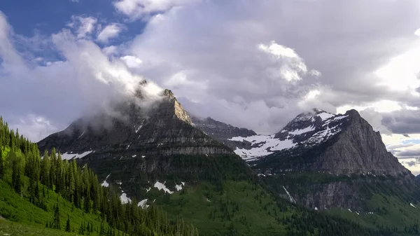 Breed schot van storm wolken tillen van mt oberlin in gletsjer np — Stockfoto