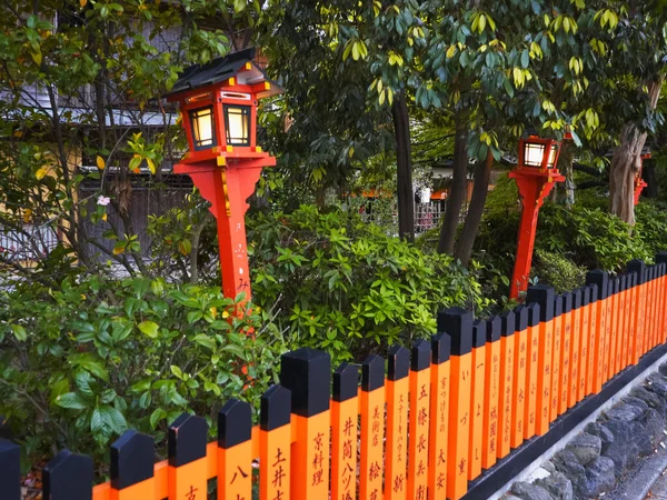 Lanternas e cerca de ponte tatsumi bashi no distrito de gion — Fotografia de Stock