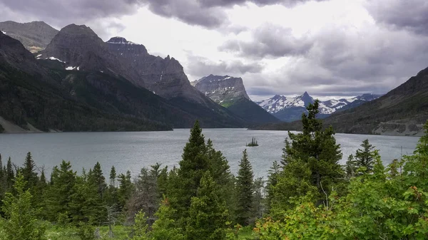 Selvagem goose ilha e lago st mary no glaciar np no montana — Fotografia de Stock