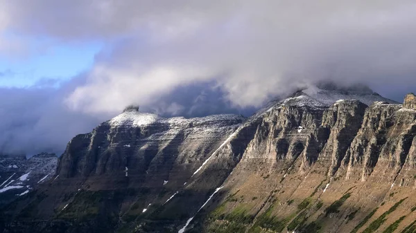 Nieve y nubes en el casquillo de los obispos y el mt pollock en el parque glaciar — Foto de Stock