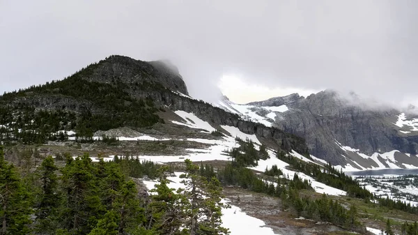 Shot of hidden lake at glacier national park in montana — Stock Photo, Image