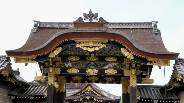 KYOTO, JAPÓN - 16 DE ABRIL DE 2018: Castillos nijo-jo intrincadamente tallados puerta de karamon en kyoto — Foto de Stock