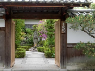 KYOTO, JAPONYA - 16, 2018: Kyoto 'daki Tenryuji Tapınağı' nda sakin bir avlu