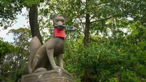 En staty av en räv med nyckel vid fushimi inari helgedom — Stockfoto