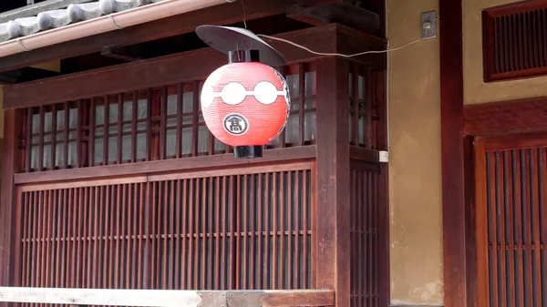 Linterna de papel rojo fuera de una casa de té en Gion, Kyoto —  Fotos de Stock