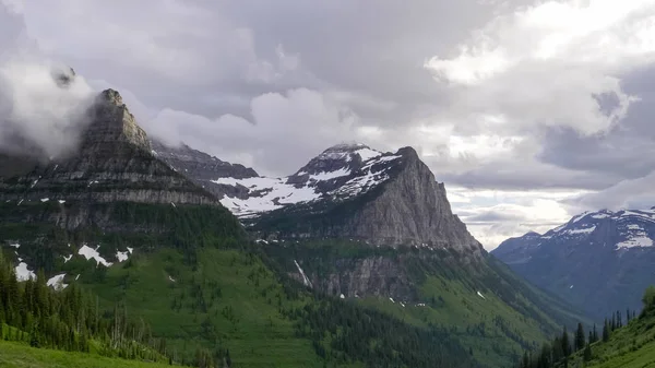 Wolken op Mount Oberlin in gletsjer nationaal park — Stockfoto
