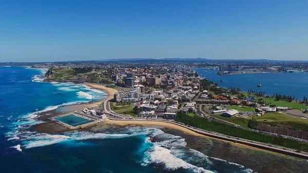 Newcastle 'daki okyanus banyolarının havadan görüntüsü.