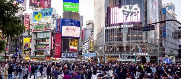 Tokio, Japan - 18. April 2018: Langzeitaufnahme der Shibuya-Kreuzung in Tokio — Stockfoto
