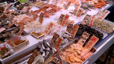 Kyoto 'daki nishiki pazarında çeşitli deniz ürünleri bulunan bir masa.