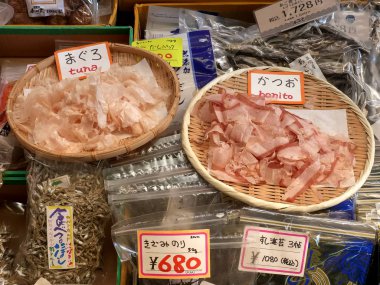Tokyo, Japonya - 19 Nisan 2018: Tsukiji pazarında kurutulmuş ton balığı ve bonito balığı