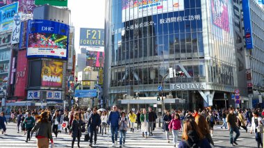 TOKYO, JAPONYA - 18 Nisan 2018: Tokyo 'daki Shibuya Geçidi' nde yaya geçidi
