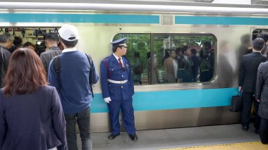 Tokyo, Japonya - 18 Nisan 2018: Tokyo 'daki tren istasyonu ve platform muhafızları