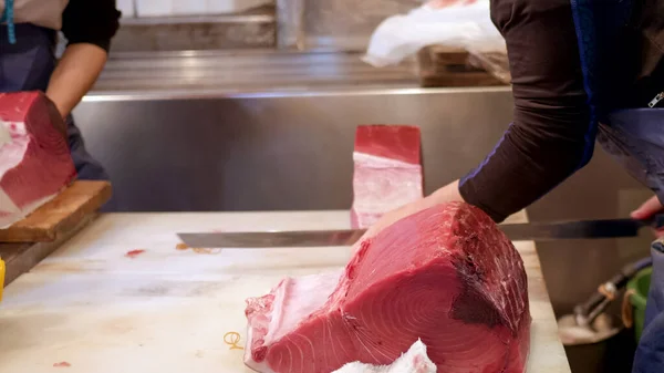 Perto de um pedaço de atum cru de alta qualidade no mercado de tsukiji — Fotografia de Stock