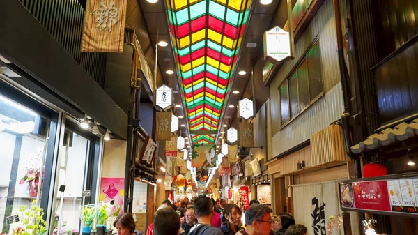 Caminhando pelo famoso mercado de nishiki em kyoto — Fotografia de Stock