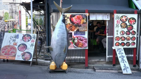 TOKYO, JAPAN - APRIL, 2018 년 4 월 19 일 : Tsukiji 생선 시장에 있는 초밥 식당 앞에서 참치 모델 — 스톡 사진