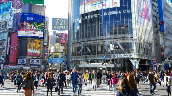 TOKYO, JAPAN - KWIETNIA, 18 KWIETNIA 2018: piesi przechodzący przez ulicę na skrzyżowaniu shibuya w Tokio — Zdjęcie stockowe