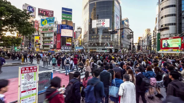 TOKIO, JAPÓN - ABRIL, 18, 2018: gran angular larga exposición disparo de shibuya cruce en tokyo —  Fotos de Stock