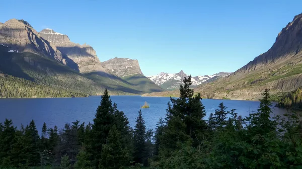 Toma de la mañana de la isla de ganso salvaje y el lago St Mary en el parque nacional glaciar en montana — Foto de Stock