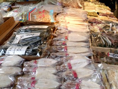 KYOTO, JAPONYA - 19, 2018: Kyoto 'daki nishiki pazarında kurutulmuş deniz ürünleri paketleri