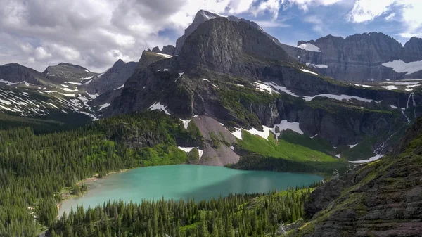 氷河国立公園のグリンネル湖の眺めを拡大し — ストック写真