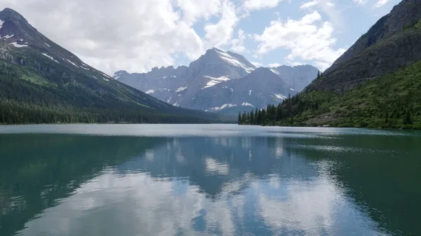 Reflektioner över sjön josefin i glaciärens nationalpark — Stockfoto