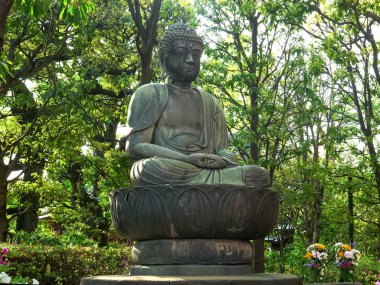 Buddha heykeli, Tokyo 'daki Sensoji tapınağında elleri kucağında.