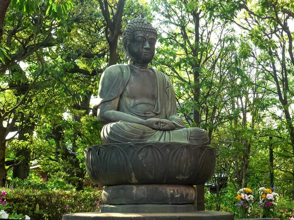 Statue de bouddha avec les mains dans les genoux au temple sensoji à tokyo — Photo