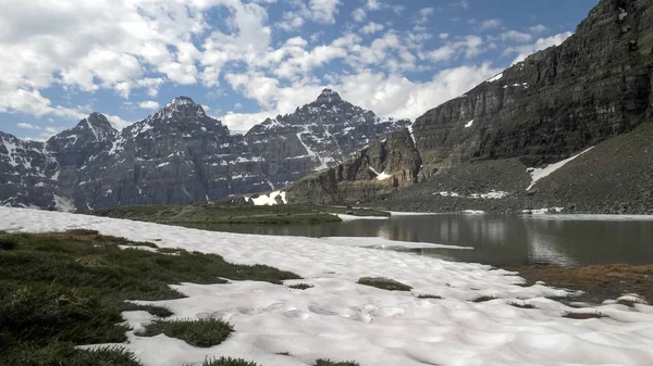 Lago minnestimma en valle de alerce del parque nacional banff — Foto de Stock