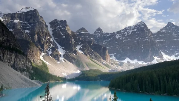 Primer plano de las montañas en el lago Moraine en Canadá —  Fotos de Stock