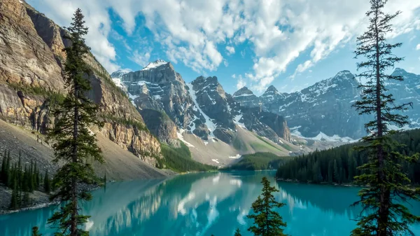 Öğleden sonra Kanada 'da Moraine Gölü' nde.