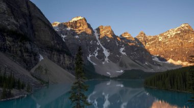 Banff Ulusal Parkı 'nda sakin bir moraine gölünün gün doğumu çekimi