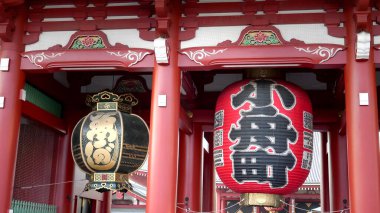 TOKYO, JAPONYA - 20 Nisan 2018: Tokyo 'daki Sensoji Tapınağı' nda kağıt fenerler