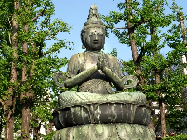 TOKYO, JAPON - 20 AVRIL 2018 : une statue de bouddha dans les jardins du sanctuaire senso-ji à tokyo — Photo