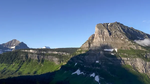 Verano mañana vista de la montaña Reynolds en el parque nacional glaciar — Foto de Stock