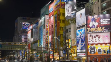 Tokyo, Japonya - 20 Nisan 2018: Tokyo 'nun Akihabara ilçesindeki bir caddenin gece görüntüsü