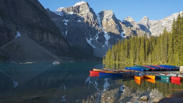 Toeristen peddelen een kano op morene meer in banff np, canada — Stockfoto