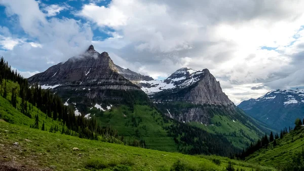 Nubes de tormenta despejando de mt oberlin en el parque nacional glaciar — Foto de Stock