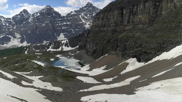 Vista do vale do larício e do lago minnestimma no Canadá — Fotografia de Stock