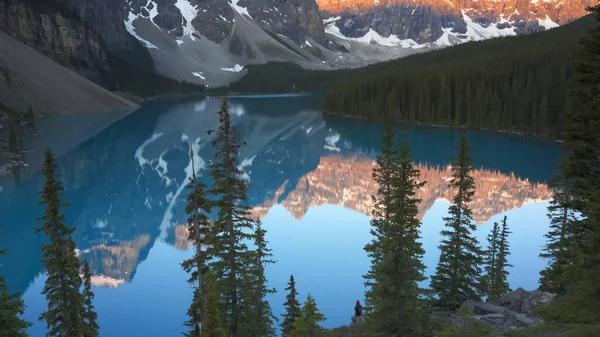 Sunrise view of a calm moraine lake in banff natl park, canada — стоковое фото