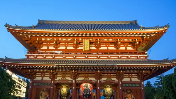Tokio, Japonsko - duben, 20, 2018: brána ve svatyni senso-ji za soumraku v Tokiu — Stock fotografie