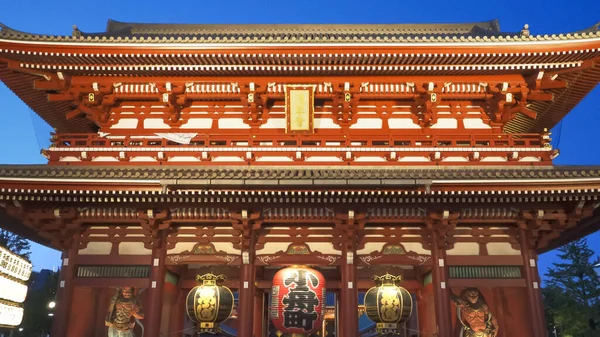 TÓQUIO, JAPÃO - ABRIL, 20, 2018: fechar ao entardecer de um portão no santuário senso-ji em tokyo — Fotografia de Stock