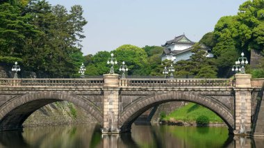 Tokyo 'daki Nijubashi taş köprüsünün ve imparatorluk sarayının yakın görüntüsü.