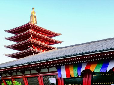 TOKYO, JAPONYAN - 18 Nisan 2018: pagoda kulesi ve Sensoji tapınağındaki bayraklar