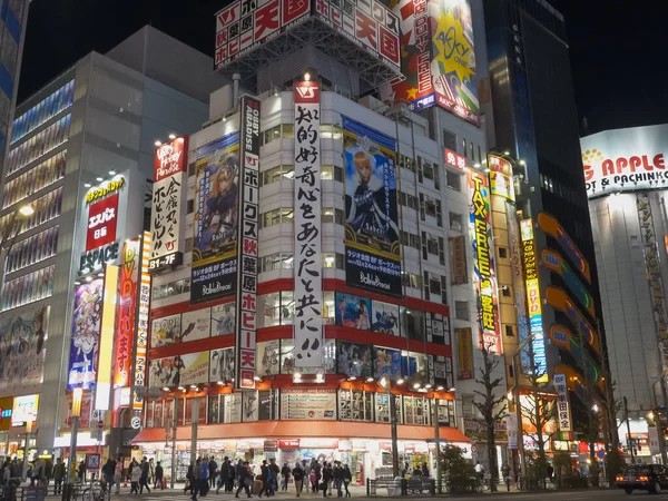 TOKYO, JAPON - 18 AVRIL 2018 : vue nocturne d'un bâtiment coloré à akihabara à tokyo — Photo