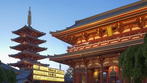 TOKYO, GIAPPONE - 18 APRILE 2018: scatto al crepuscolo di una pagoda e cancello al santuario senso-ji in tokyo — Foto Stock