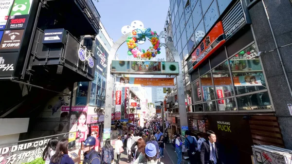 TOKYO, JAPON - 20 AVRIL 2018 : scène de rue takeshita dans le quartier de Harajuku à Tokyo — Photo