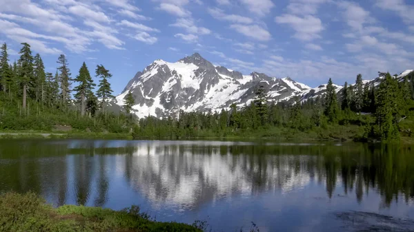 Amplia vista de mt shuksan y lago de imagen en una noche de verano —  Fotos de Stock