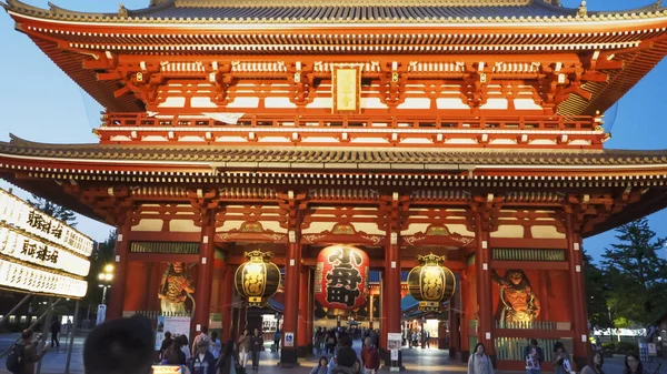 TOKYO, JAPÃO - ABRIL, 20, 2018: olhando em direção aos santuários senso-ji portão de hozomon — Fotografia de Stock