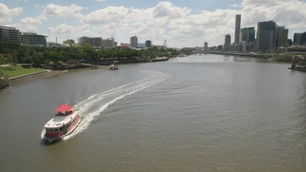 Ferry en el río Brisbane en la orilla sur en Queensland — Vídeo de stock